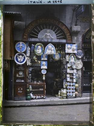 RECORD DATE NOT STATED Florence, antique and imitations of Andrea Della Robbia , 1913 - Balkans, Italy - Jean Brunhes and Auguste LÃ on - (September - October 23) (French - ï»¿Florence , Italie Antiquaire et imitations d Andrea della Robbia). Boutique , store, Christianity, Decorative Arts, Ceramics, Renaissance, Medallion, Religious Architecture, Economic activity, religion, art, housing , architecture, Italy, Florence, an earthenware store, imitation of Della Robia Copyright: xpiemagsx AKahnlpie020223-15907 !ACHTUNG AUFNAHMEDATUM GESCHÄTZT!