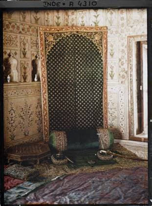 RECORD DATE NOT STATED Delhi, Indes a living room in the Red Fort (Lal Qila) , 1913-1914 - India, Pakistan - StÃ phane Passet - (December 16 -January 29) (French - ï»¿Delhi , Indes Un salon dans le fort Rouge ( Lal Qila )). Political personality, game , toy, interior view, carpet , hanging, decorative arts, furniture, emperor, fortress, palace , castle, Personality, entertainment, housing , architecture, art, Indies, Delhi, Mongolian living room, at the palace Copyright: xpiemagsx AKahnlpie020223-177 !ACHTUNG AUFNAHMEDATUM GESCHÄTZT!