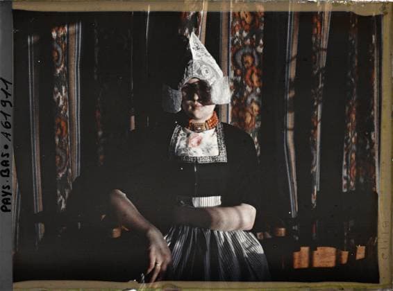 RECORD DATE NOT STATED Steendam, Netherlands Young girl in traditional costume , 1929 - Netherlands - StÃ phane Passet - (August 17-31) (French - ï»¿Volendam , Pays-Bas Jeune fille en costume traditionnel). Woman, costume, interior view, embroidery, portrait, hairstyle , headgear, Human beings, clothing, housing , architecture, Holland, steaper, type of steak girl Copyright: xpiemagsx AKahnlpie020223-17797 !ACHTUNG AUFNAHMEDATUM GESCHÄTZT!