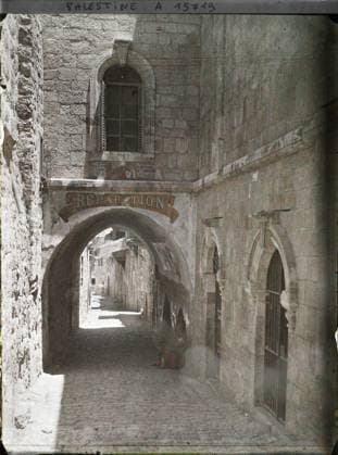 RECORD DATE NOT STATED Jerusalem, Palestine alley covered between the fifth and sixth station of Via Dolorosa , 1918 - Near East, Egypt, Palestine, Cyprus - Paul Castelnau (photographic section of the armies) - (January 9 -October 6) (French - ï»¿JÃ rusalem , Palestine AllÃ e couverte entre les cinquieme et sixieme station de la Via Dolorosa). Pilgrimage, Christianity, commercial registration, religious or votive inscription, covered passage, street , district, Religion , Inscription , information , Habitat , Architecture, Palestine, Jerusalem, the painful path between Ve and Life Station Copyright: xpiemagsx AKahnlpie020223-293 !ACHTUNG AUFNAHMEDATUM GESCHÄTZT!