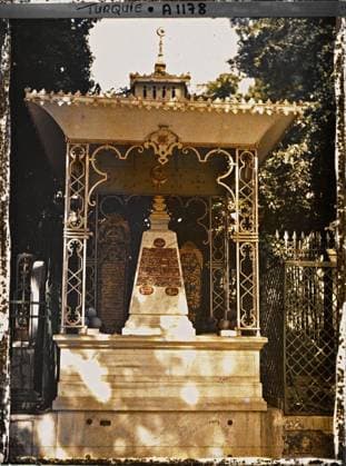 RECORD DATE NOT STATED Constantinople (current Istanbul), Turkey Funeral Monument in the cemetery of Eyüp Sultan Camii (the Great Mosque of Eyüp) , 1912 - Turkey - StÃ phane Passet - (September) (French - ï»¿Constantinople ( actuelle Istanbul ) , Turquie Monument funÃ raire dans le cimetiere de l Eyüp Sultan Camii ( la Grande MosquÃ e d Eyüp )). Tomb, cemetery, funeral architecture, Islam, funeral inscription, Habitat , Architecture , Religion , Inscription , information, Turkey, Eyoub, a tomb Copyright: xpiemagsx AKahnlpie020223-5039 !ACHTUNG AUFNAHMEDATUM GESCHÄTZT!