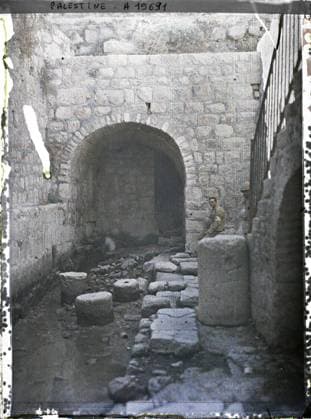 RECORD DATE NOT STATED South of Jerusalem, Palestine Entrance to the EzÃ chias tunnel , 1918 - Near East, Egypt, Palestine, Cyprus - Paul Castelnau (photographic section of the armies) - (January 9 -October 6) (French - ï»¿Sud de JÃ rusalem , Palestine EntrÃ e du tunnel d EzÃ chias). Military uniform, Christianity, archaeological vestige, public civil architecture, antiquity, hairstyle , headgear, man, army, Clothing, religion, housing , architecture, art, human beings, society, Palestine, Jerusalem, SiloÃ swimming pool Copyright: xpiemagsx AKahnlpie020223-5095 !ACHTUNG AUFNAHMEDATUM GESCHÄTZT!