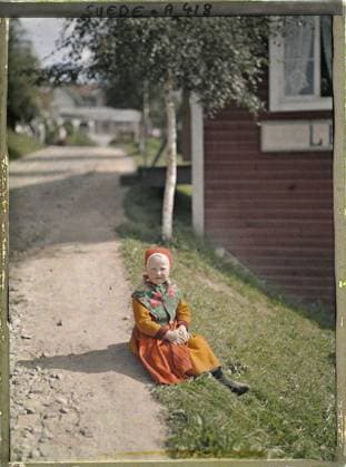 RECORD DATE NOT STATED Leksand, Sweden Lisskulla (young Dalecarlian) sitting on the side of the road , 1910 - Voyage of Albert Kahn and Auguste LÃ on in Scandinavia - (August 9 - September 14) (French - ï»¿Leksand , Suede Lisskulla ( Jeune DalÃ carlienne ) assise sur le bord de la route). Costume, exists in high definition, child, portrait, housing, street , neighborhood, hairdressing , headgear, catering , hotel industry, Clothing, HD, human beings, habitat , architecture, economic activity, Leksand, costumes you pays Copyright: xpiemagsx AKahnlpie020223-5200 !ACHTUNG AUFNAHMEDATUM GESCHÄTZT!