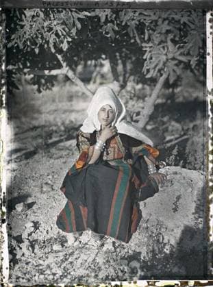 RECORD DATE NOT STATED Bethlehem, Palestine young woman from Bethlehem , 1918 - Near East, Egypt, Palestine, Cyprus - Paul Castelnau (photographic section of the armies) - (January 9 -October 6) (French - ï»¿BethlÃ em , Palestine Jeune femme de BethlÃ em). Woman, costume, ethnic minority, Christianity, portrait, accessory, jewelry, hairstyle , headgear, Human beings, clothing, society, religion, Palestine, Bethlehem, Bethleamitaine Copyright: xpiemagsx AKahnlpie020223-4182 !ACHTUNG AUFNAHMEDATUM GESCHÄTZT!