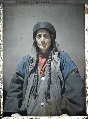 RECORD DATE NOT STATED Jerusalem, Palestine Bedouine , 1918 - Near East, Egypt, Palestine, Cyprus - Paul Castelnau (photographic section of the armies) - (January 9 -October 6) (French - ï»¿JÃ rusalem , Palestine BÃ douine). Woman, costume, ethnic minority, Bedouin, Islam, portrait, hairstyle , headgear, Human beings, clothing, society, religion, Palestine, Jerusalem, wife of El-Salt Copyright: xpiemagsx AKahnlpie020223-5107 !ACHTUNG AUFNAHMEDATUM GESCHÄTZT!