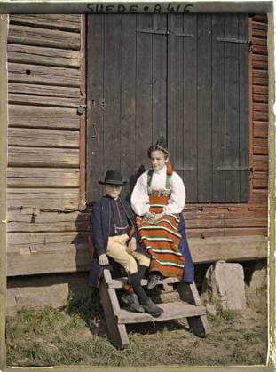 RECORD DATE NOT STATED Rättvik, Sweden young boy and woman sitting in front of the door of a barn , 1910 - Voyage of Albert Kahn and Auguste LÃ on in Scandinavia - (August 9 - September 14) (French - ï»¿Rättvik , Suede Jeune garcon et femme assis devant la porte d une grange). Woman, costume, exists in high definition, child, portrait, hairstyle , headgear, Human beings, clothing, HD, Leksand, costumes you pays Copyright: xpiemagsx AKahnlpie020223-5197 !ACHTUNG AUFNAHMEDATUM GESCHÄTZT!