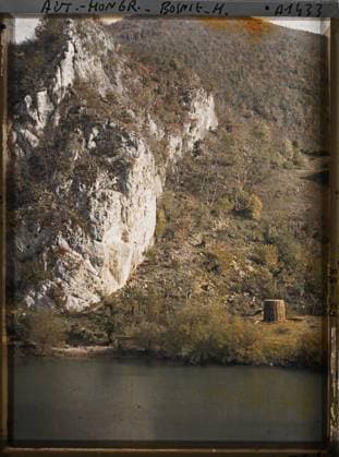 RECORD DATE NOT STATED Surroundings of Banja Luka, Bosnia and Herzegovina view on the right bank of the Vrbas a lime oven surrounded by braided wood , 1912 - Balkans, Italy - Jean Brunhes and Auguste LÃ on - (October 13 - 27) (French - ï»¿Environs de Banja Luka , Bosnie-HerzÃ govine Vue sur la rive droite du Vrbas un four Ã chaux entourÃ de bois tressÃ ). Mont , mountain, works, river, craftsmanship, oven, Habitat , architecture, economic activity, Bosnia, Banja Luka, view of the right bank a lime oven surrounded by braided wood Copyright: xpiemagsx AKahnlpie020223-6281 !ACHTUNG AUFNAHMEDATUM GESCHÄTZT!