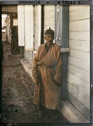 RECORD DATE NOT STATED TroÃ¯tskosavsk, TransbaÃ¯kalie A Mongolian Lama in TroÃ¯tkosavsk , 1913 - Mongolia - StÃ phane Passet - (July 6-25) (French - ï»¿TroÃ¯tskosavsk , TransbaÃ¯kalie Un lama mongol Ã TroÃ¯tkosavsk). Costume, exists in high definition, portrait, western type architecture, man, Clothing, HD, human beings, Habitat , Architecture Copyright: xpiemagsx AKahnlpie020223-1682 !ACHTUNG AUFNAHMEDATUM GESCHÄTZT!