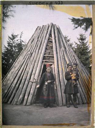 RECORD DATE NOT STATED Stockholm, Sweden Family in front of a traditional habitat of Lapland in the outdoor museum of Skansen , 1910 - Voyage of Albert Kahn and Auguste LÃ on in Scandinavia - (August 9 - September 14) (French - ï»¿Stockholm , Suede Famille devant un habitat traditionnel de Laponie dans le musÃ e en plein air de Skansen). Woman, costume, ethnic minority, child, portrait, home, family, infant, hairstyle , headgear, man, Human beings, clothing, society, housing , architecture, Stockholm, Stockholm, Skansen Hutte de Lapons. Copyright: xpiemagsx AKahnlpie020223-5219 !ACHTUNG AUFNAHMEDATUM GESCHÄTZT!