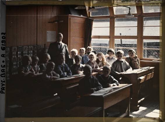 RECORD DATE NOT STATED Steendam, Netherlands a class of the Protestant school , 1929 - Netherlands - StÃ phane Passet - (August 17-31) (French - ï»¿Volendam , Pays-Bas Une classe de l Ã cole protestante). School establishment, Christianity, inner view, child, public civil architecture, group portrait, religious education, man, Teaching, religion, housing , architecture, human beings, Hollande, Stendam, the Protestant School (260 Protestants and 2, 500 Catholics populate the village) Copyright: xpiemagsx AKahnlpie020223-17789 !ACHTUNG AUFNAHMEDATUM GESCHÄTZT!