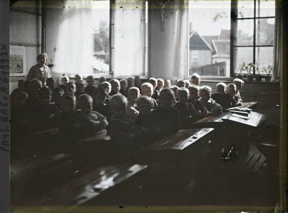 RECORD DATE NOT STATED Steendam, Netherlands , 1929 - Netherlands - StÃ phane Passet - (August 17-31) (French - ï»¿Volendam , Pays-Bas). Woman, school establishment, Christianity, inner view, child, public civil architecture, group portrait, religious education, Human beings, teaching, religion, housing , architecture, Holland, steaper, Catholic School of Boys Copyright: xpiemagsx AKahnlpie020223-17815 !ACHTUNG AUFNAHMEDATUM GESCHÄTZT!