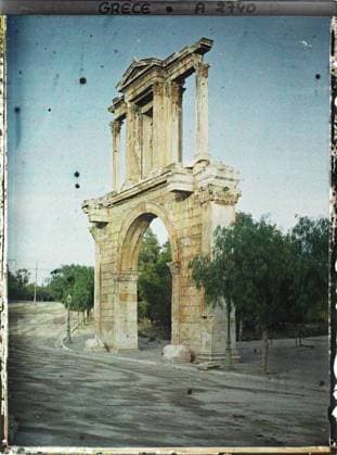 RECORD DATE NOT STATED Athens, Greece s door of Hadrian , 1913 - Balkans, Italy - Jean Brunhes and Auguste LÃ on - (September - October 23) (French - ï»¿Athenes , Grece La porte d Hadrien). Political figure, archaeological vestige, public civil architecture, emperor, door, arc , arcade , arceau, antiquity, pediment, Personality, Habitat , Architecture, Art, Greece, Athens, Hadrian arc Copyright: xpiemagsx AKahnlpie020223-4377 !ACHTUNG AUFNAHMEDATUM GESCHÄTZT!