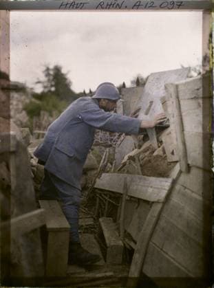 RECORD DATE NOT STATED Eglingen, Haut-Rhin, Alsace, France Watchtotter at the Ecluse 26 post , 1917 - Alsace - Paul Castelnau (photographic section of the armies) - (June) (French - ï»¿Eglingen , Haut-Rhin , Alsace , France Guetteur au poste de l Ecluse 26). Military uniform, guard post, front, trenches, hairy, Clothing, First World War, Watchman at the Ecluse 26 Watch out at the Ecluse 26 post Copyright: xpiemagsx AKahnlpie020223-7320 !ACHTUNG AUFNAHMEDATUM GESCHÄTZT!