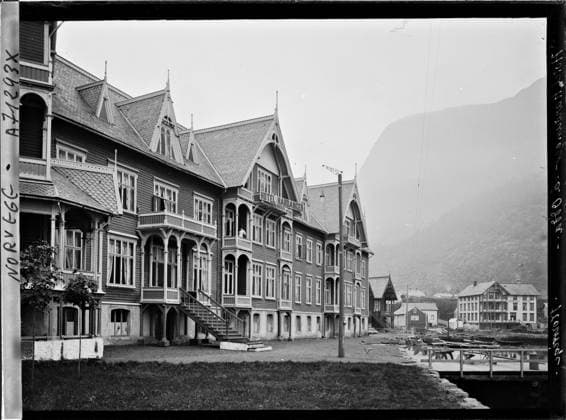 RECORD DATE NOT STATED Odda, Norway the Hardanger hotel by the lake , 1910 - Voyage of Albert Kahn and Auguste LÃ on in Scandinavia - (August 9 - September 14) (French - ï»¿Odda , Norvege L hÃ tel Hardanger au bord du lac). Mont , Mountain, commercial architecture, rue , district, catering , hotel industry, Habitat , architecture, economic activity Copyright: xpiemagsx AKahnlpie020223-999 !ACHTUNG AUFNAHMEDATUM GESCHÄTZT!