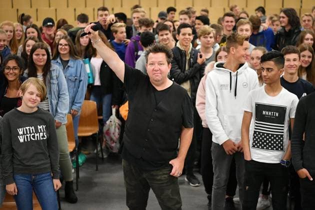 Roadshow Demokratie für die Jahrgangsstufen 9 und 10 mit Sebastian Krumbiegel (Die Prinzen) im Rahmen von Schule ohne Rassismus *** NUR FÜR REDAKTIONELLE ZWECKE *** EDITORIAL USE ONLY ***<p>Sebastian Krumbiegel (Die Prinzen) im Interview mit Moderator Sascha Heller am 28.09.2018 in Bochum. Hier inmitten der Schüler zum Gruppenbild Deutschland NRW Bochum Copyright: UlrichxHufnagel *** Roadshow Democracy for the grade levels 9 and 10 with Sebastian Krumbiegel the Princes at Frame from School without Racism *** ONLY FOR EDITORIAL PURPOSE *** EDITORIAL USE ONLY *** P Sebastian Krumbiegel the Princes at Interview with presenter Sascha Heller on 28 09 2018 in Bochum here in the middle of the Students to Group picture Germany NRW Bochum Copy Copyright: UlrichxHufnagel doc723a24ajznk13arjx19l8 EDITORIAL USE ONLY