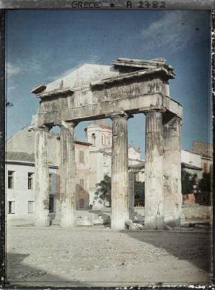 RECORD DATE NOT STATED Athens, Greece the door of Athena Arkhegetis, who closes the Roman Agora in the West , 1913 - Balkans, Italy - Jean Brunhes and Auguste LÃ on - (September - October 23) (French - ï»¿Athenes , Grece La porte d AthÃ na Arkhegetis , qui ferme Ã l ouest l Agora romaine). Archaeological vestige, public civil architecture, column, door, place, antiquity, pediment, Habitat , Architecture , Art, Greece, Athens, the portico of the Roman agora and a small Greek Church Copyright: xpiemagsx AKahnlpie020223-4376 !ACHTUNG AUFNAHMEDATUM GESCHÄTZT!