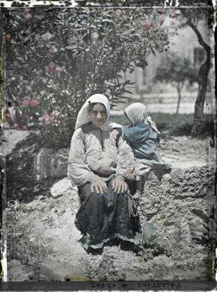 RECORD DATE NOT STATED Bethlehem, Palestine a Bedouin (?) And her child , 1918 - Near East, Egypt, Palestine, Cyprus - Paul Castelnau (photographic section of the armies) - (January 9 -October 6) (French - ï»¿BethlÃ em , Palestine Une bÃ douine ( ? ) et son enfant). Woman, costume, child, portrait, poverty, hairstyle , headgear, Human beings, clothing, society, Palestine, Bethlehem, Bedouine de Bethlehem Copyright: xpiemagsx AKahnlpie020223-4184 !ACHTUNG AUFNAHMEDATUM GESCHÄTZT!