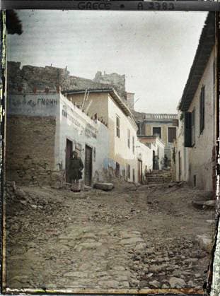 RECORD DATE NOT STATED Athens, Greece a street (lined with houses) at the foot of the Acropolis (fortifications) , 1913 - Balkans, Italy - Jean Brunhes and Auguste LÃ on - (September - October 23) (French - ï»¿Athenes , Grece Une rue ( bordÃ e de maisons ) au pied de l Acropole ( fortifications )). Military uniform, home, street , neighborhood, man, Clothing, housing , architecture, human beings, Greece, Athens, Athens before 1832 & a small fortified village at the Acropolis Intr Copyright: xpiemagsx AKahnlpie020223-4315 !ACHTUNG AUFNAHMEDATUM GESCHÄTZT!