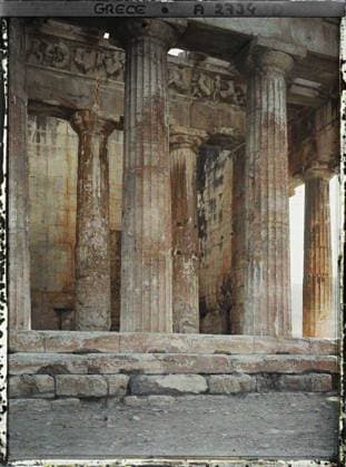 RECORD DATE NOT STATED Athens, Greece The Temple of Hephaistos ( Theseion ), the western facade with the frieze of the wall representing fights between lapithes and centaurs , 1913 - Balkans, Italy - Jean Brunhes and Auguste LÃ on - (September - October 23) (French - ï»¿Athenes , Grece Le Temple d Hephaistos ( Â«TheseionÂ» ) , la facade ouest avec la frise du mur reprÃ sentant des combats entre Lapithes et Centaures). Temple, archaeological vestige, sculpture, portico, bas-relief, column, Greco-Roman polytheism, Antiquity, religious architecture, Habitat , Architecture , Art , Religion, Greece, Athens, TheseÃ ion, Three columns and the frieze Copyright: xpiemagsx AKahnlpie020223-4332 !ACHTUNG AUFNAHMEDATUM GESCHÄTZT!