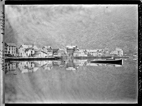 RECORD DATE NOT STATED Odda, Norway houses by the lake , 1910 - Voyage of Albert Kahn and Auguste LÃ on in Scandinavia - (August 9 - September 14) (French - ï»¿Odda , Norvege Maisons au bord du lac). Mont , Mountain, Boat, Housing, Port, Maritime Transport, Agglomeration Panorama, Habitat , Architecture , Transport Copyright: xpiemagsx AKahnlpie020223-1000 !ACHTUNG AUFNAHMEDATUM GESCHÄTZT!