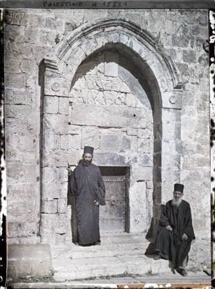 RECORD DATE NOT STATED Jerusalem, Palestine Porte de la Chapelle Saint John of Armenians, near the Holy Sepulcher , 1918 - Near East, Egypt, Palestine, Cyprus - Paul Castelnau (photographic section of the armies) - (January 9 -October 6) (French - ï»¿JÃ rusalem , Palestine Porte de la chapelle Saint Jean des ArmÃ niens , pres du Saint SÃ pulcre). Religious habit, costume, Christianity, Orthodox Church, exists in high definition, door, religious architecture, man, Clothing, religion, HD, housing , architecture, human beings, Palestine, Jerusalem, St Jean Chapel (Basilica of St SÃ pulcre) and Greek monks Copyright: xpiemagsx AKahnlpie020223-5080 !ACHTUNG AUFNAHMEDATUM GESCHÄTZT!