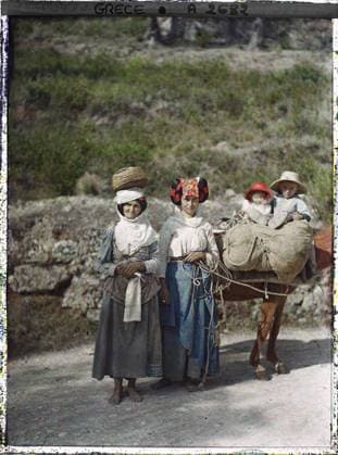 RECORD DATE NOT STATED Surroundings of Corfu, Greece group of women and children with a horse on the road , 1913 - Balkans, Italy - Jean Brunhes and Auguste LÃ on - (September - October 23) (French - ï»¿Environs de Corfou , Grece Groupe de femmes et enfants avec un cheval sur la route). Animal transport, horse, woman, real animal, costume, child, group portrait, hairstyle , headgear, Transport, human beings, animal, clothing, Greece, Corfu, group of women and children with a horse on the road Copyright: xpiemagsx AKahnlpie020223-3500 !ACHTUNG AUFNAHMEDATUM GESCHÄTZT!