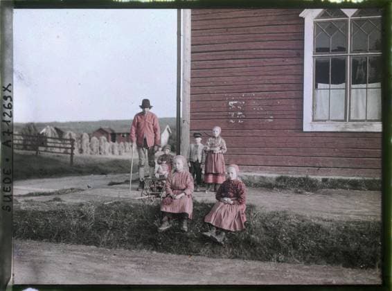RECORD DATE NOT STATED Leksand, Sweden adult and children in weekly clothes in front of a prayer house , 1910 - Voyage of Albert Kahn and Auguste LÃ on in Scandinavia - (August 9 - September 14) (French - ï»¿Leksand , Suede Adulte et enfants en tenue de semaine devant une maison de priere). Agriculture , breeding, hay, child, rural life, group portrait, hairstyle , headgear, religious architecture, man, Economic activity, human beings, daily life, housing , architecture Copyright: xpiemagsx AKahnlpie020223-5282 !ACHTUNG AUFNAHMEDATUM GESCHÄTZT!