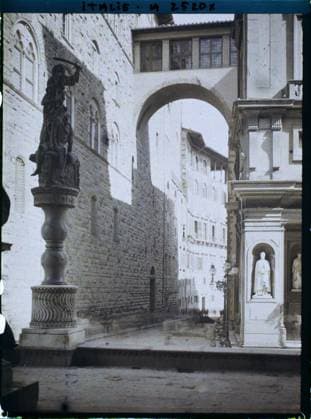 RECORD DATE NOT STATED Florence, Italy statue of Judith and Holopherne in front of the Palais des Offices , 1913 - Balkans, Italy - Jean Brunhes and Auguste LÃ on - (September - October 23) (French - ï»¿Florence , Italie Statue de Judith et Holopherne devant le Palais des Offices). Statue, sculpture, covered passage, street , neighborhood, place, renaissance, gallery, palace , castle, Art , Habitat , Architecture, Italy, Florence, View of the Loggia di Lanzi with the bronze of Judith and Halopherne Copyright: xpiemagsx AKahnlpie020223-15909 !ACHTUNG AUFNAHMEDATUM GESCHÄTZT!