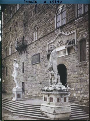 RECORD DATE NOT STATED Florence, Italy Entrance to the Palazzo Vecchio , 1913 - Balkans, Italy - Jean Brunhes and Auguste LÃ on - (September - October 23) (French - ï»¿Florence , Italie EntrÃ e du Palazzo Vecchio). Statue, sculpture, door, rebirth, palace , castle, Art , Habitat , Architecture, Italy, Florence, the statues of the entrance to the Palazzo Vecchio Copyright: xpiemagsx AKahnlpie020223-15920 !ACHTUNG AUFNAHMEDATUM GESCHÄTZT!