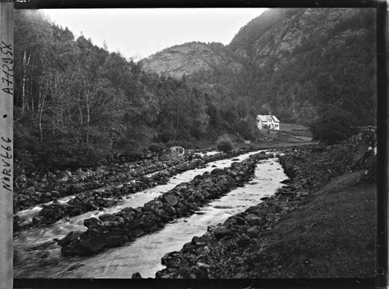 RECORD DATE NOT STATED EIDE, Norway Salmon fishing device , 1910 - Voyage of Albert Kahn and Auguste LÃ on in Scandinavia - (August 9 - September 14) (French - ï»¿Eide , Norvege Dispositif pour la pÃªche au saumon). Landscape, Mont , Mountain, Forest , Wood, Ruting, Fishing , Sea Trades, Hydrography, Nature , environment, economic activity Copyright: xpiemagsx AKahnlpie020223-1002 !ACHTUNG AUFNAHMEDATUM GESCHÄTZT!