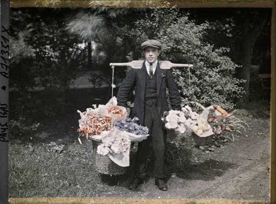 RECORD DATE NOT STATED Scheveningue, The Hague, the Netherlands Flower Merchant , 1929 - Netherlands - StÃ phane Passet - (August 17-31) (French - ï»¿Scheveningue , La Haye , Pays-Bas Marchand de fleurs). Portage, work scene, itinerant trade, exists in high definition, portrait, flower, man, Transport, daily life, economic activity, HD, human beings Copyright: xpiemagsx AKahnlpie020223-17857 !ACHTUNG AUFNAHMEDATUM GESCHÄTZT!