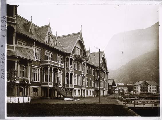 RECORD DATE NOT STATED Odda, Norway the Hardanger hotel by the lake , 1910 - Voyage of Albert Kahn and Auguste LÃ on in Scandinavia - (August 9 - September 14) (French - ï»¿Odda , Norvege L hÃ tel Hardanger au bord du lac). Mont , Mountain, commercial architecture, rue , district, catering , hotel industry, Habitat , architecture, economic activity, Norway, hardanger hotel Copyright: xpiemagsx AKahnlpie020223-970 !ACHTUNG AUFNAHMEDATUM GESCHÄTZT!