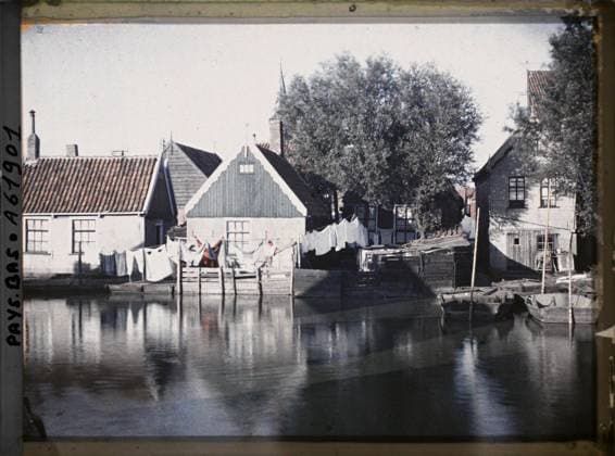 RECORD DATE NOT STATED Steendam, Netherlands houses on the edge of a channel , 1929 - Netherlands - StÃ phane Passet - (August 17-31) (French - ï»¿Volendam , Pays-Bas Maisons au bord d un canal). Canal, quay, boat, home, hydrography, domestic object, laundry, street , neighborhood, river transport , lake, Habitat , architecture, nature , environment, daily life, transport, Holland, steaper, a village corner Copyright: xpiemagsx AKahnlpie020223-17790 !ACHTUNG AUFNAHMEDATUM GESCHÄTZT!
