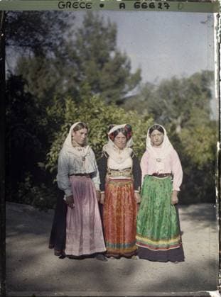 RECORD DATE NOT STATED Corfu, Greece Three Corfiotic women in costume , 1913 - Balkans, Italy - Jean Brunhes and Auguste LÃ on - (September - October 23) (French - ï»¿Corfou , Grece Trois femmes Corfiotes en costume). Woman, party costume, costume, embroidery, group portrait, hairstyle , headgear, Human beings, clothing, Greece, Corfu, three corfootes in costume Copyright: xpiemagsx AKahnlpie020223-1419 !ACHTUNG AUFNAHMEDATUM GESCHÄTZT!
