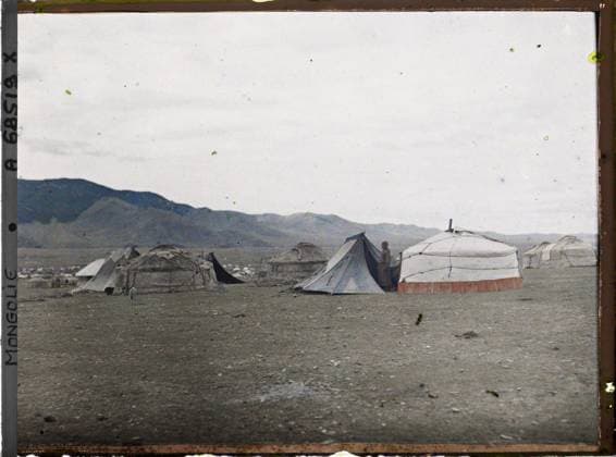 RECORD DATE NOT STATED Ourga, Mongolia a camp of yurts and tents , 1913 - Mongolia - StÃ phane Passet - (July 6-25) (French - ï»¿Ourga , Mongolie Un campement de yourtes et de tentes). Landscape, mont , mountain, costume, yurt, nomad, home, poverty, man, Nature , Environment, clothing, housing , architecture, society, human beings Copyright: xpiemagsx AKahnlpie020223-1660 !ACHTUNG AUFNAHMEDATUM GESCHÄTZT!