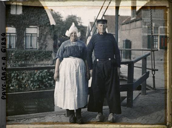 RECORD DATE NOT STATED Steendam, Netherlands A fisherman and his wife wearing the traditional costume , 1929 - Netherlands - StÃ phane Passet - (August 17-31) (French - ï»¿Volendam , Pays-Bas Un pÃªcheur et son Ã pouse portant le costume traditionnel). Woman, costume, exists in high definition, portrait, fishing , sea trades, workwear, street , neighborhood, hairstyle , headgear, man, Human beings, clothing, HD, economic activity, habitat , architecture, Holland, steaper, fishermen s household Copyright: xpiemagsx AKahnlpie020223-17723 !ACHTUNG AUFNAHMEDATUM GESCHÄTZT!