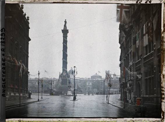 RECORD DATE NOT STATED London, England the Nelson column on Trafalgar Square , 1919 - England - Fernand Cuville - (July 18-23) (French - ï»¿Londres , Angleterre La colonne Nelson sur Trafalgar Square). Floor , Reverbera, statue, military personality, sculpture, column, commemoration, street , neighborhood, flag, Personality, Art, First World War, Habitat , Architecture, England, London, Trafalgar Square and the Nelson column Copyright: xpiemagsx AKahnlpie020223-3250 !ACHTUNG AUFNAHMEDATUM GESCHÄTZT!
