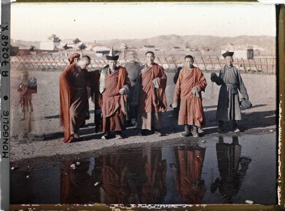 RECORD DATE NOT STATED Ourga, Mongolia a group of lamas near the southern entrance to the Shar Or (yellow palace) , 1913 - Mongolia - StÃ phane Passet - (July 6-25) (French - ï»¿Ourga , Mongolie Un groupe de lamas pres de l™entrÃ e sud du Shar Ord ( Palais jaune )). Costume, religious personality, Tibetan rite Buddhism, child, group portrait, portico, place, hairstyle , headgear, agglomeration panorama, palace , castle, man, Clothing, personality, religion, human beings, habitat , architecture Copyright: xpiemagsx AKahnlpie020223-1699 !ACHTUNG AUFNAHMEDATUM GESCHÄTZT!