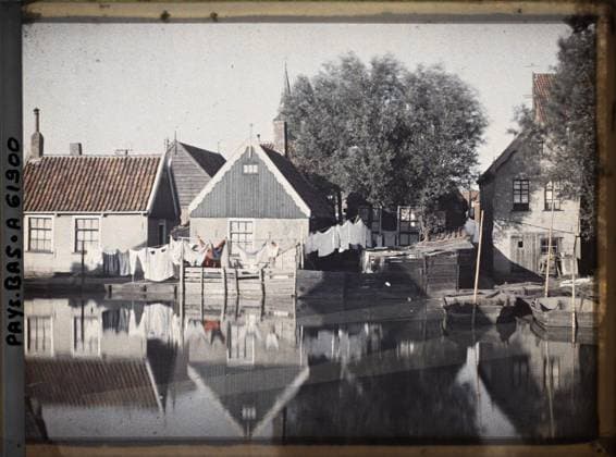 RECORD DATE NOT STATED Steendam, Netherlands houses on the edge of a channel , 1929 - Netherlands - StÃ phane Passet - (August 17-31) (French - ï»¿Volendam , Pays-Bas Maisons au bord d un canal). Canal, quay, boat, home, hydrography, domestic object, laundry, street , neighborhood, river transport , lake, Habitat , architecture, nature , environment, daily life, transport, Holland, steaper, a village corner Copyright: xpiemagsx AKahnlpie020223-17788 !ACHTUNG AUFNAHMEDATUM GESCHÄTZT!