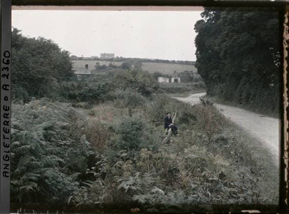 RECORD DATE NOT STATED Cornwall, England young man probably sitting on a wooden pipe by a road , 1913 - England - Auguste LÃ on - (August 28 - September 3) (French - ï»¿Cornouailles , Angleterre Jeune homme assis vraisemblablement sur une canalisation en bois au bord d une route). Road, shipwrecked image, rural life, dwelling, hydraulic installation, vegetation , botany, man, Daily life, habitat , architecture, nature , environment, human beings, England Copyright: xpiemagsx AKahnlpie020223-3316 !ACHTUNG AUFNAHMEDATUM GESCHÄTZT!