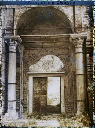 RECORD DATE NOT STATED Constantinople (current Istanbul), Turkey a door of the fortress of Yedikule Hisari ( fortress with the seven towers ) belonging to the city wall , 1912 - Turkey - StÃ phane Passet - (September) (French - ï»¿Constantinople ( actuelle Istanbul ) , Turquie Une porte de la forteresse de Yedikule Hisari ( Â«forteresse aux Sept ToursÂ» ) appartenant au mur d enceinte de la ville). Column, fortified architecture, fortress, door, medium age, sculpted decor, rampart, Habitat , Architecture , Art Copyright: xpiemagsx AKahnlpie020223-4992 !ACHTUNG AUFNAHMEDATUM GESCHÄTZT!