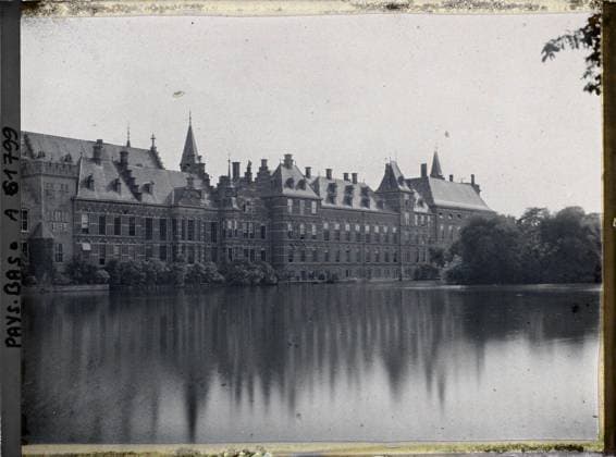 RECORD DATE NOT STATED The Hague, the Netherlands the Vyver and the Binnenhof buildings , 1929 - Netherlands - StÃ phane Passet - (August 17-31) (French - ï»¿La Haye , Pays-Bas Le Vyver et les bÃ¢timents du Binnenhof). Parliament, public civil architecture, lake , pond, administration, Middle Ages, palace , castle, Habitat , architecture, company, art, Hollande, The Hague, the Vyver and the Binnenhof buildings Copyright: xpiemagsx AKahnlpie020223-17645 !ACHTUNG AUFNAHMEDATUM GESCHÄTZT!