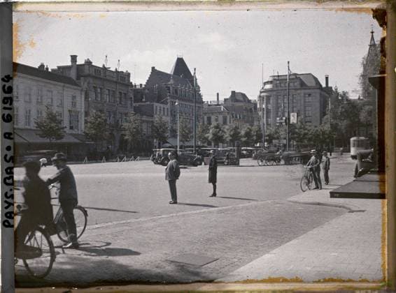 RECORD DATE NOT STATED The Hague, the Netherlands , 1929 - Netherlands - StÃ phane Passet - (August 17-31) (French - ï»¿La Haye , Pays-Bas). Woman, cycling transport, street scene, street , neighborhood, place, man, Human beings, transport, daily life, housing , architecture, Hollande, The Hague, the full (central square) Copyright: xpiemagsx AKahnlpie020223-17763 !ACHTUNG AUFNAHMEDATUM GESCHÄTZT!