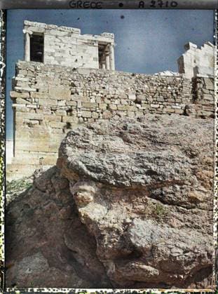RECORD DATE NOT STATED Athens, Greece the western end of the Acropolis with the temple of Athena Nike (South profile). (On the right, vestige of the sanctuary of Artemis Brauronia) , 1913 - Balkans, Italy - Jean Brunhes and Auguste LÃ on - (September - October 23) (French - ï»¿Athenes , Grece L extrÃ mitÃ ouest de l Acropole avec le Temple d AthÃ na Nike ( profil sud ). ( A droite , vestige du sanctuaire d Artemis Brauronia )). Temple, archaeological vestige, Greco-Roman polytheism, Antiquity, religious architecture, Habitat , Architecture , Religion , Art, Greece, Athens, a block of nuanced limestone and the temple of victory has the top Copyright: xpiemagsx AKahnlpie020223-4336 !ACHTUNG AUFNAHMEDATUM GESCHÄTZT!