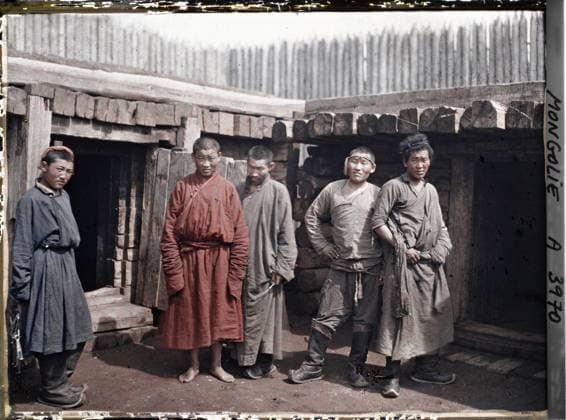 RECORD DATE NOT STATED Ourga, Mongolia Guardians, detained including a young Lama near a cell, in the prison courtyard , 1913 - Mongolia - StÃ phane Passet - (July 6-25) (French - ï»¿Ourga , Mongolie Gardiens , dÃ tenus parmi lesquels peut-Ãªtre un jeune lama pres d™une cellule , dans la cour de la prison). Justice, public civil architecture, punishment, prisoner, prison, man, Society, Housing , Architecture, Human Starks, Ourga, interior of the prison Copyright: xpiemagsx AKahnlpie020223-1584 !ACHTUNG AUFNAHMEDATUM GESCHÄTZT!