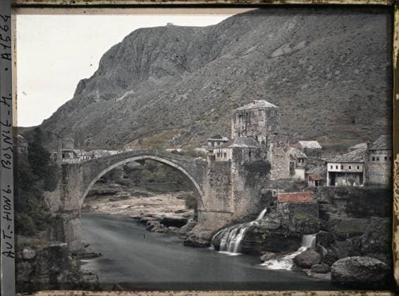 RECORD DATE NOT STATED Mostar, Bosnia and Herzegovina old Mostar bridge , 1912 - Balkans, Italy - Jean Brunhes and Auguste LÃ on - (October 13 - 27) (French - ï»¿Mostar , Bosnie-HerzÃ govine Vieux pont de Mostar). River, valley, civil engineering, hydrography, fortified architecture, medium age, fortifications, mosque, bridge, Habitat , architecture, nature , environment, art, Bosnia, Mostar, end of the old bridge over the narenta Copyright: xpiemagsx AKahnlpie020223-6391 !ACHTUNG AUFNAHMEDATUM GESCHÄTZT!