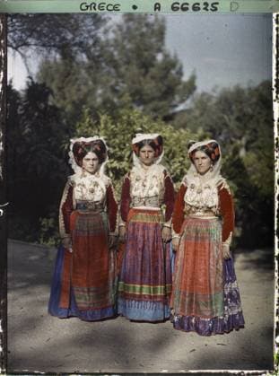 RECORD DATE NOT STATED Corfu, Greece Three Corfiotic women in costume , 1913 - Balkans, Italy - Jean Brunhes and Auguste LÃ on - (September - October 23) (French - ï»¿Corfou , Grece Trois femmes Corfiotes en costume). Woman, party costume, costume, exists in high definition, embroidery, group portrait, hairstyle , headgear, Human beings, clothing, HD, Greece, Corfu, three corfootes in costume Copyright: xpiemagsx AKahnlpie020223-1417 !ACHTUNG AUFNAHMEDATUM GESCHÄTZT!