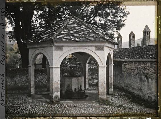 RECORD DATE NOT STATED Mostar, Bosnia and Herzegovina Ablutions Pavilion , 1912 - Balkans, Italy - Jean Brunhes and Auguste LÃ on - (October 13 - 27) (French - ï»¿Mostar , Bosnie-HerzÃ govine Pavillon d ablutions). Religious practice, kiosk, Islam, hydraulic installation, fountain, mosque, religious architecture, Religion , Habitat , Architecture, Bosnia, Mostar, pavilion (fountain) used for the ablutions of Muslims Copyright: xpiemagsx AKahnlpie020223-6385 !ACHTUNG AUFNAHMEDATUM GESCHÄTZT!