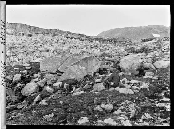 RECORD DATE NOT STATED FINDE, Norway the assistant of Anders Beer Wilse seated in the scree near the Hardangerjökulen glacier , 1910 - Voyage of Albert Kahn and Auguste LÃ on in Scandinavia - (August 9 - September 14) (French - ï»¿Finse , Norvege L assistant d Anders Beer Wilse assis dans les Ã boulis Ã proximitÃ du glacier Hardangerjökulen). Landscape, mont , mountain, ice , glacier, man, Nature , Environment, human beings Copyright: xpiemagsx AKahnlpie020223-1005 !ACHTUNG AUFNAHMEDATUM GESCHÄTZT!