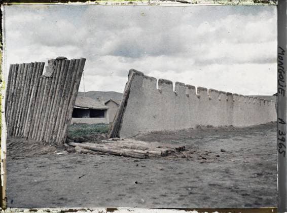 RECORD DATE NOT STATED Ourga, Mongolia the abandoned fort of the Manchu guard , 1913 - Mongolia - StÃ phane Passet - (July 6-25) (French - ï»¿Ourga , Mongolie Le fort abandonnÃ de la garde mandchoue). Available in high definition, barracks, fortified architecture, fortifications, dilapidation , insanitary, HD , Habitat , Architecture, Ourga, Wood Wall and Mud serving as a fortification Copyright: xpiemagsx AKahnlpie020223-1579 !ACHTUNG AUFNAHMEDATUM GESCHÄTZT!
